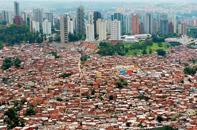 Imagen de archivo de Río de Janeiro, Brasil, con el contraste de la ciudad.