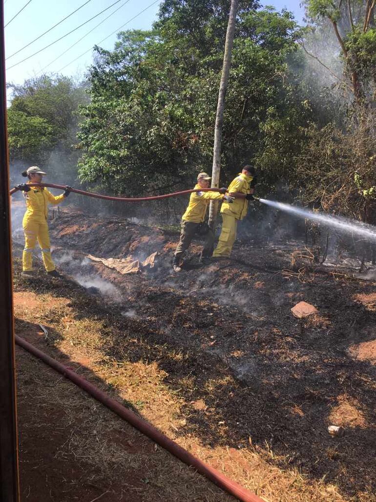 Bomberos llevan trabajando una semana contra las llamas