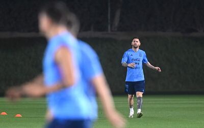 Lionel Messi trabajando al margen del grupo en Qatar