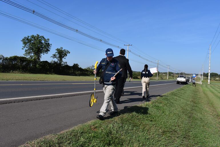 Momento del peritaje en el lugar del accidente fatal, km 8,5 de la ruta Villeta Alberdi.