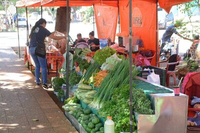 La feria comunitaria arrancó este viernes y proseguirá mañana en la plaza central del barrio Ciudad Nuevo.