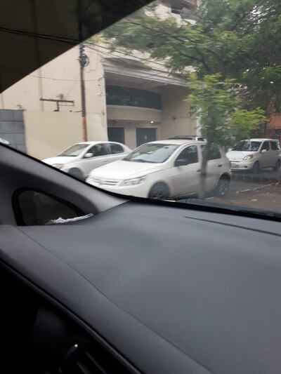 Autos esAutos estacionados en plena avenidatacionados en plena avenida