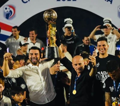 ¡Feliz! El Emperador con la copa en manos. (Instagram/Julio César Cáceres)