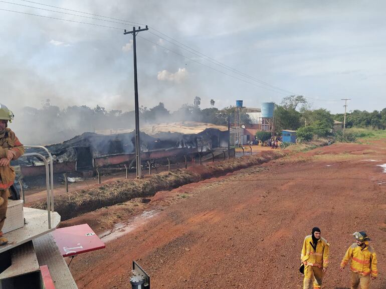 La estructura colapsada ya, luego de que se extinguiera el fugo.