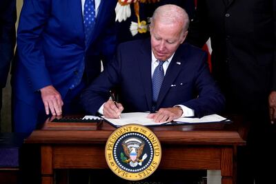 Biden firma la ley estrella con la que busca fortalecerse para las elecciones