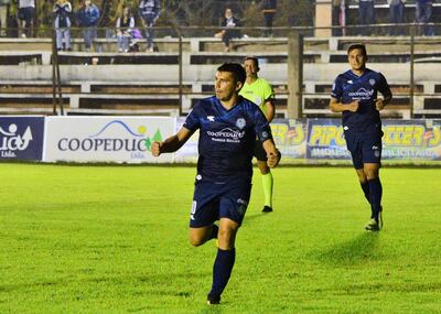 La gran figura de la noche, Carlos “Lito” Duarte, celebra uno de los dos tantos que convirtió. APF