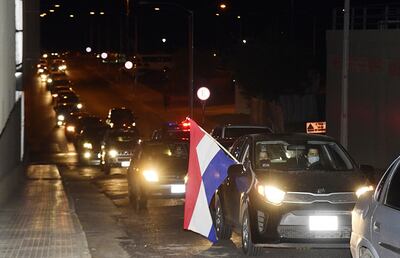 La caravana de protesta de estudiantes de la UNA se inició ayer en la Costanera de Asunción. Reclamaron que Hacienda haya recortado becas para los alumnos de escasos recursos.