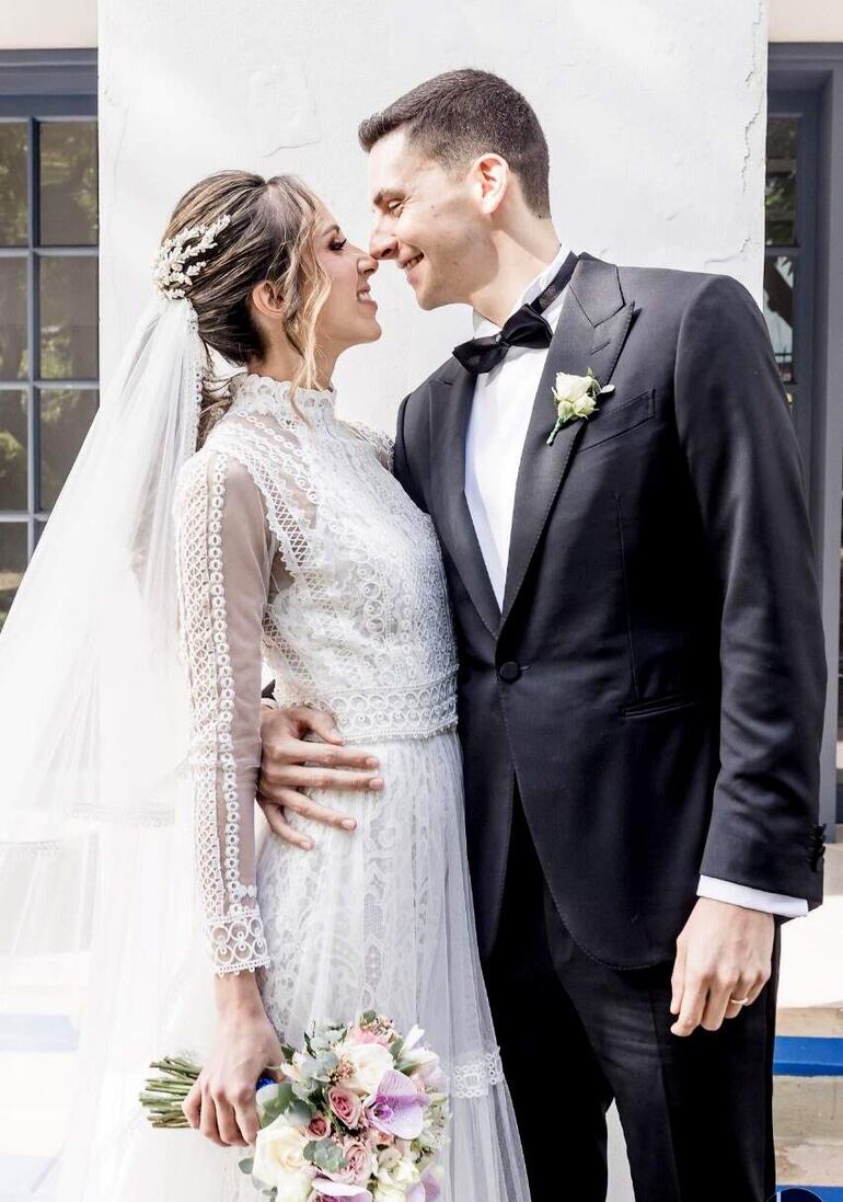 Enamorados y felices los recién casados.