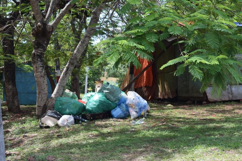 Inadaptados dejaron un basural luego de la serenata y Municipalidad no previó limpieza.