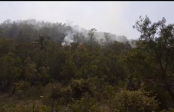 El incendio afecta a gran parte del Monumento Natural Macizo Cerro Acahay.