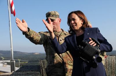 La vicepresidenta estadounidense Kamala Harris conversa con un soldado en un puesto de observación en la zona desmilitarizada que separa a las dos Coreas, este jueves.