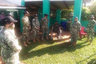 El héroe Diego Martínez (en silla de ruedas) rodeado de integrantes del grupo de reserva naval “Capitán Bozzano”.