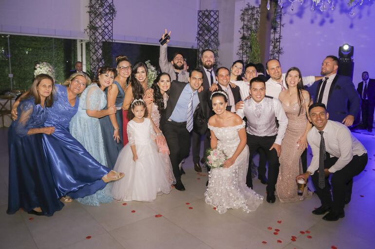 En esta foto grupal están los amigos y familiares del novio.