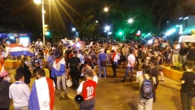 Los manifestantes bloquean la calle Mcal. Estigarribia, frente a la sede de la seccional colorada.