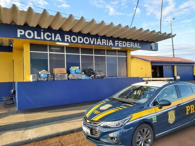 Los agentes de la Policía Federal despliegan un operativo para reprimir el tráfico de drogas, armas y el contrabando.
