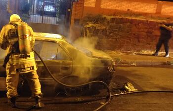 El automóvil se incendió por completo cuando el conductor llevaba a un paciente al Hospital Regional.
