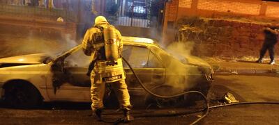 El automóvil se incendió por completo cuando el conductor llevaba a un paciente al Hospital Regional.