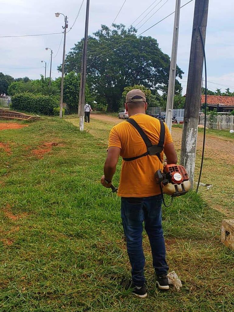 El concejal municipal Pedro Espínola realizó la limpieza de la plaza San Roque, apoyado por los vecinos del lugar.