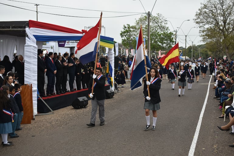 Los estudiantes pasan frente al palco de honor donde estaban las autoridades de Ayolas.
