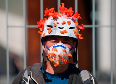 Un ciudadano con una máscara facial y un casco con diseño de coronavirus, en Berlín.
