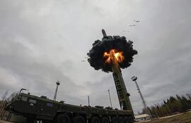 Imagen decidida por el Ministerio de Defensa de Rusia en la que se observa el lanzamiento de uno de su misiles conocido como 'Yars'. (EFE/EPA)