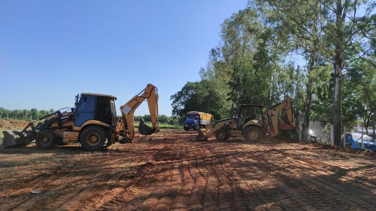 Maquinarias realizando movimiento de suelo, para la construcción del futuro shopping en Villarrica.
