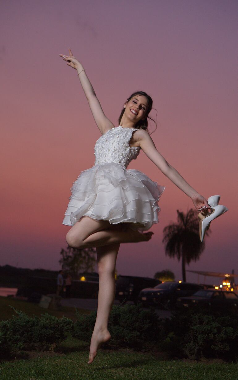 Annabella Tarabini festejó sus quince años en el salón Concorde del Yacht y Golf Club.