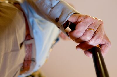 ILUSTRACIÓN - Las personas mayores deberían mantenerse activos corporalmente, dentro de sus posibilidades. Un bastón puede aportar la seguridad necesaria al caminar.