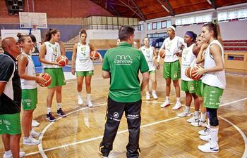 inicio-de-pretemporada-del-al-qaceres-con-paola-ferrari-151807000000-1754319.jpg