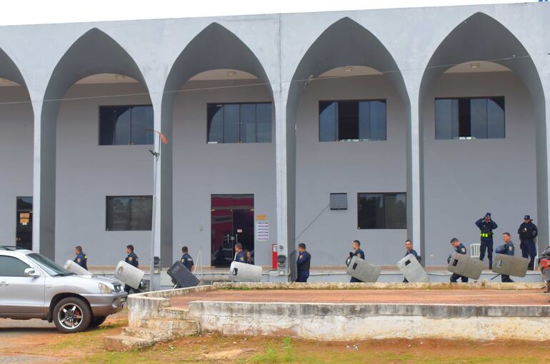 Pelotón antidisturbios de la Policía Nacional hacen guardia dentro de la Gobernación ante cualquier eventualidad.