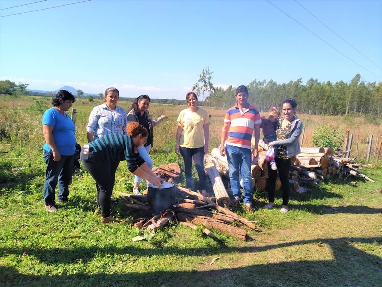 Los padres de familia están preparando olla popular mientras se manifiestan en ruta.