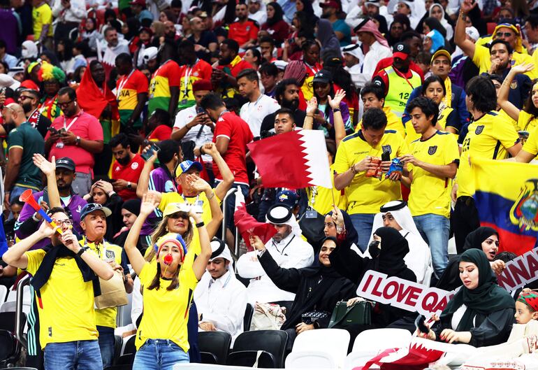 Los aficionados en el estadio Al Bayt de Al Khor de Jor, sede del partido inaugural del Mundial Qatar 2022.