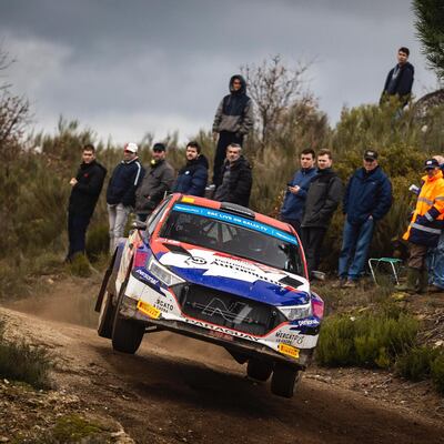 Una buena presentación estaban cumpliendo Fabrizio Zaldívar y Mercelo Der Ohannesian en el Rally Serras de Fafe, hasta que una piedra golpeó la terminal de dirección del Hyundai i20 N Rally2 y tuvieron que abandonar la competencia.