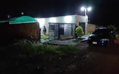 Las fiscalía realiza una serie de operativos en el Este del país. Aquí, la comitiva se encuentra en el interior de una vivienda.