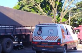 El cuerpo del joven, Felipe Diosnel Aquino Duarte, quedó debajo del enorme camión, cuyo conductor realizó una maniobra imprudente