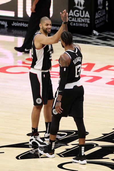 Nicolas Batum (#33) y Paul George (#13) de Los Angeles Clippers celebran uno de los puntos del equipo.