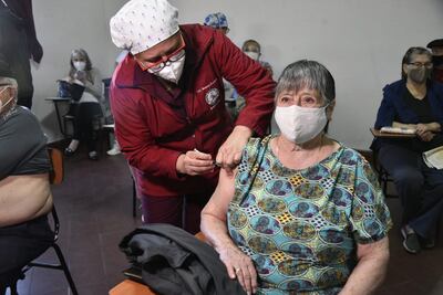 Una mujer recibe la primera dosis de su vacuna anticovid en el Hospital San Pablo, esta mañana.