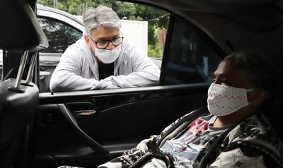 Los 30 minutos de rigor. María Pelaya Recalde (66) ya vacunada con la primera dosis de AstraZeneca es monitoreada por Ëdgar Da Costa impulsor del “Padrimóvil” de la iniciativa “Padrinos Solidarios” que acerca a la gente a los vacunatorios gratuitamente.