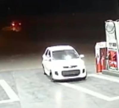 Automóvil de la marca Kía, tipo Picanto, de color blanco y sin chapa en el que circulaban los delincuentes.