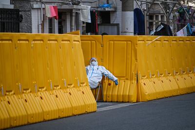 Un trabajador de la salud descansa entre barricadas en Shanghái, China, en marzo de este año.