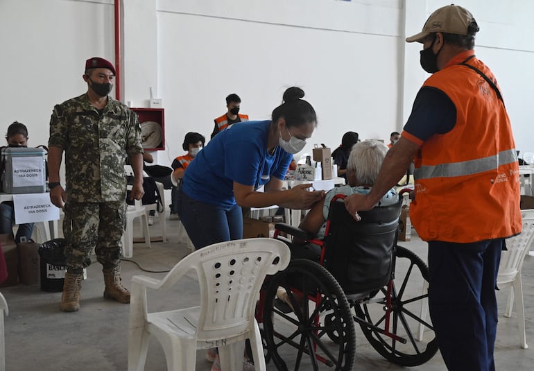 Adultos mayores también siguen vacunándose contra el coronavirus.  