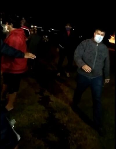 El diputado Esteban Samaniego con tapabocas color blanco dirigiéndose hacia el que filma el precandidato a concejal Marcial Valdez, quien fue agredido en el rostro.