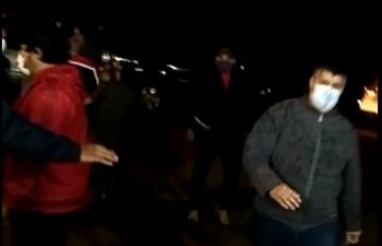 El diputado Esteban Samaniego con tapabocas color blanco dirigiéndose hacia el que filma el precandidato a concejal Marcial Valdez, quien fue agredido en el rostro.