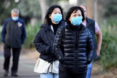 Personas con mascarillas en el Parque Olímpico de Sídney, Australia.