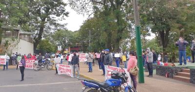 Grupo de vecinos de la ciudad de Ñemby que se manifestó esta mañana frente al edificio comunal para exigir la intervención de la municipalidad, administrada por Lucas Lanzoni.