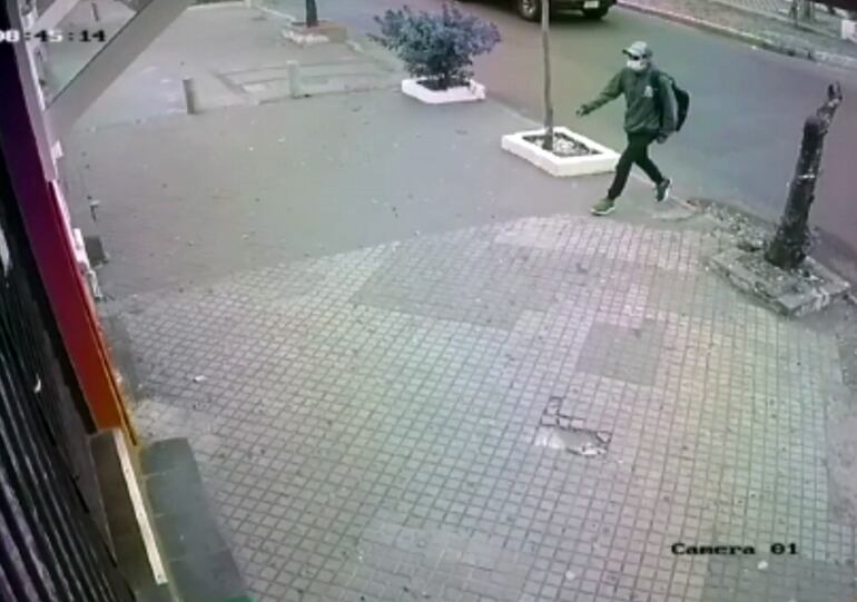 Momento en que el delincuente ingresaba al lugar, luego de vigilar el movimiento por varios minutos.