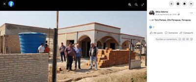 2018. Adorno dijo que estaba visitando la construcción de la casa parroquial por la que pagó en 2020