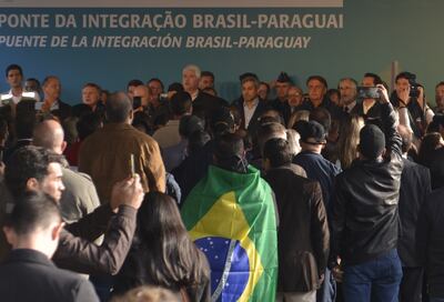 El presidente paraguayo Mario Abdo Benítez con su par brasileño Jair Bolsonaro, quien estuvo rodeado de sus seguidores.