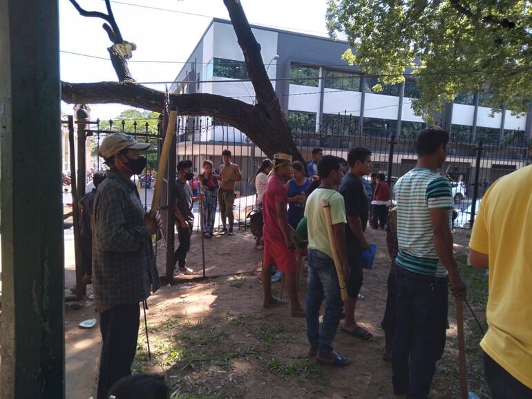 Indígenas de la parcialidad mbya guaraní, de Caaguazú, de Yhú, y Coronel Oviedo, se encuentran en Asunción reclamando vivienda y tierras, entre otros.