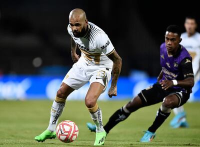 Dani Alves (i) cubre la posesión del balón ante Jefferson Intriago, del Mazatlán, durante el partido disputado en cancha de Pumas.